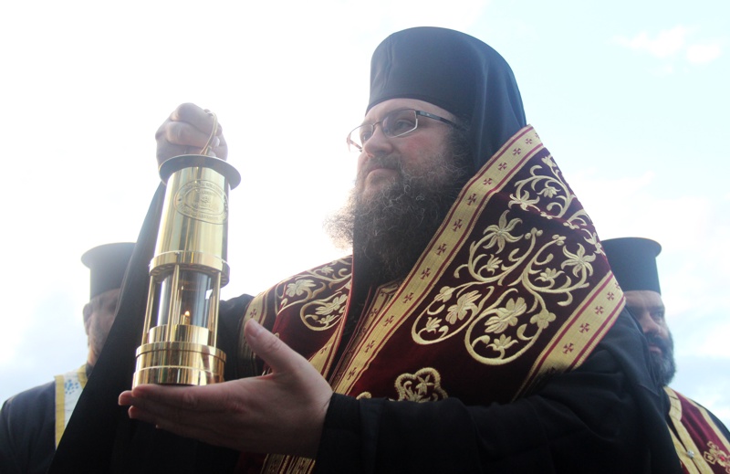 Благодатният огън вече е в София