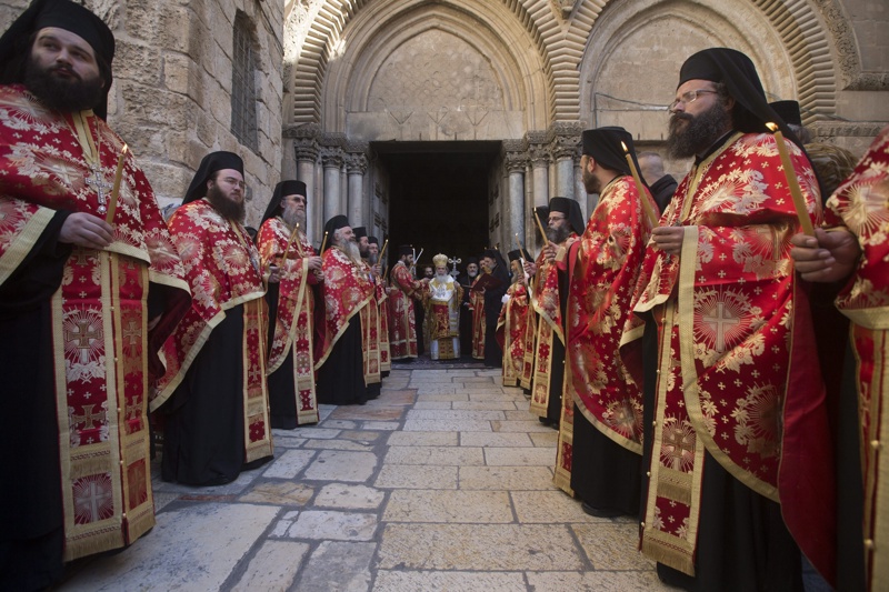Само православните получават небесния огън в Йерусалим и го предават на другите християнски вероизповедания