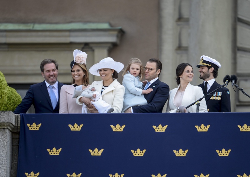 Кристофър О'Нийл, шведската принцеса Маделин, принцеса Виктория с принц Оскар, принцеса Естел, принц Даниел, принцеса София и пр