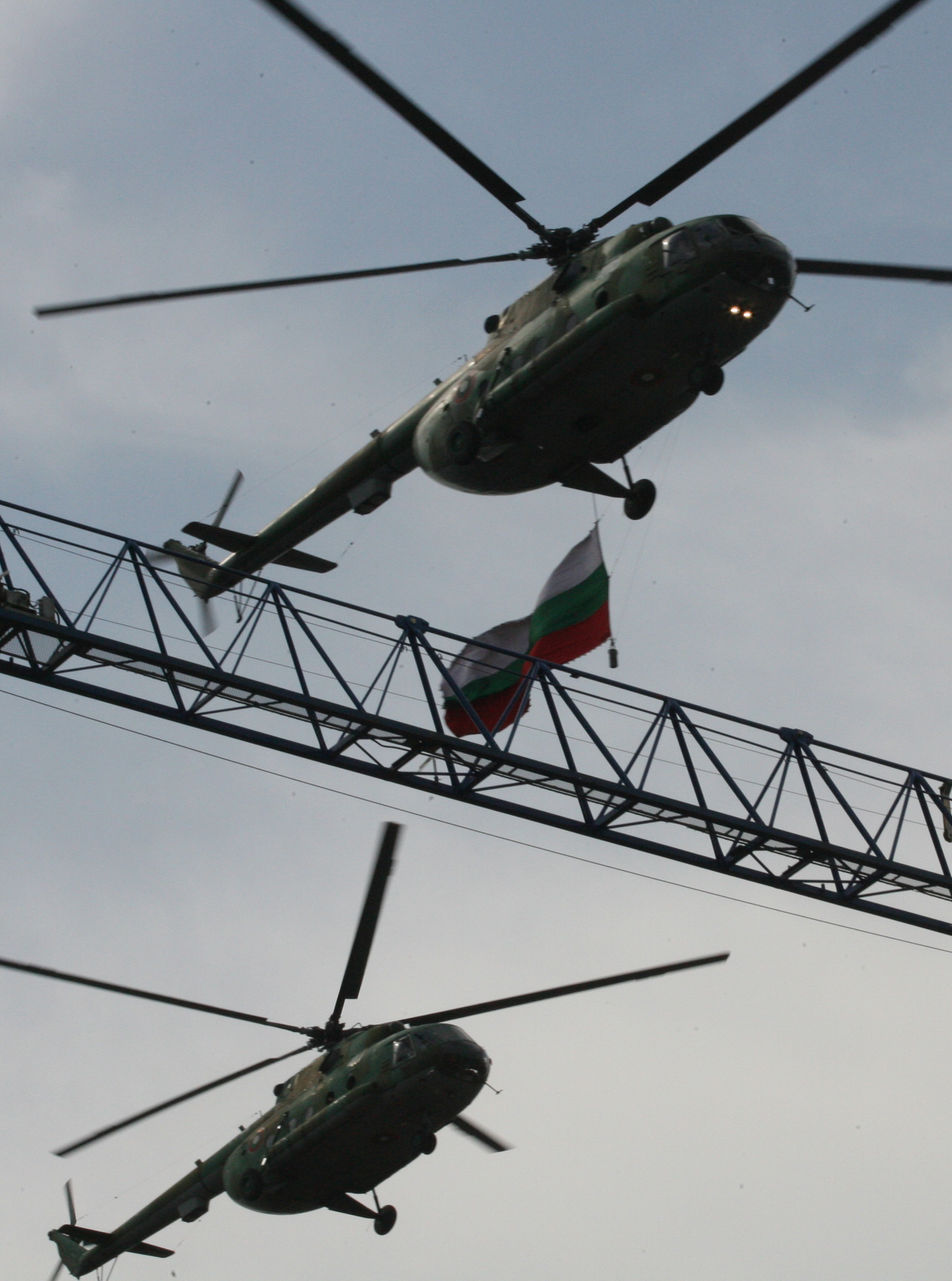 Хеликоптери на ВВС с българския национален флаг на военен парад (Снимка архив)