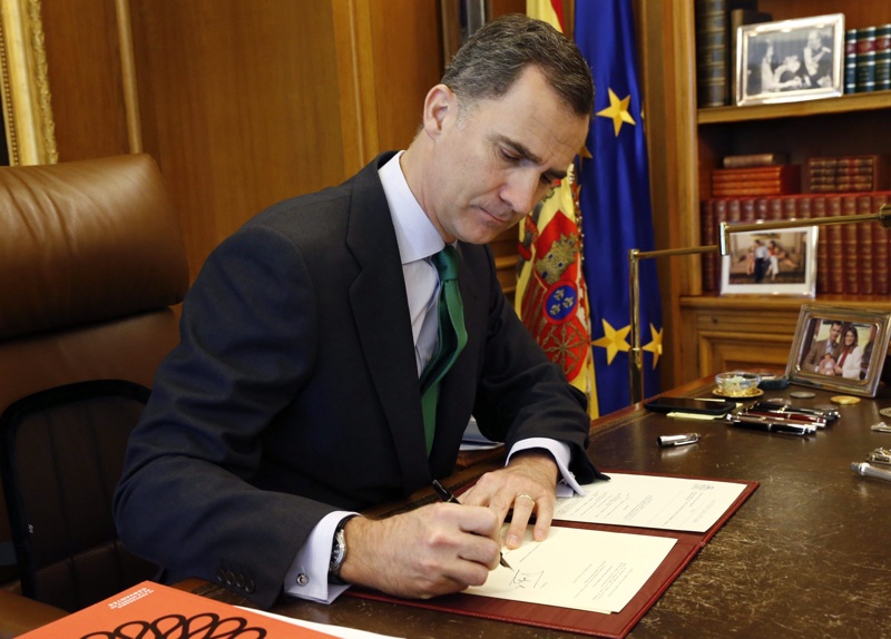 Испанският крал Фелипе Шести подписва указа за разпускане на парламента
