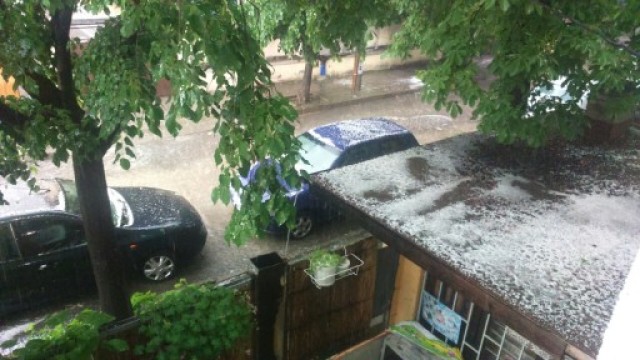 Пороен дъжд с градушка се изсипа в Пазарджик