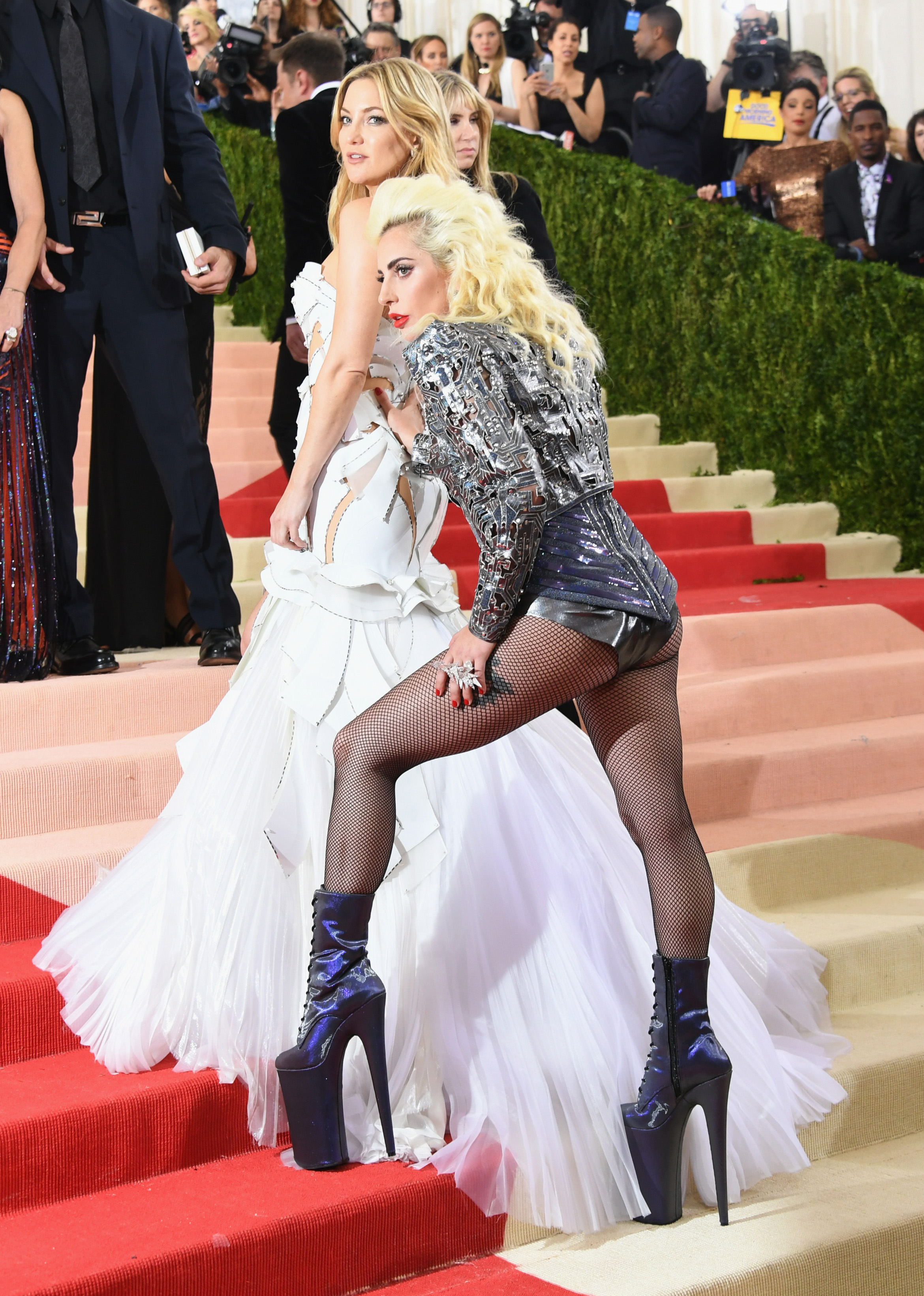 Кейт Хъдсън и Лейди Гага показаха тоалети на Донатела Версаче