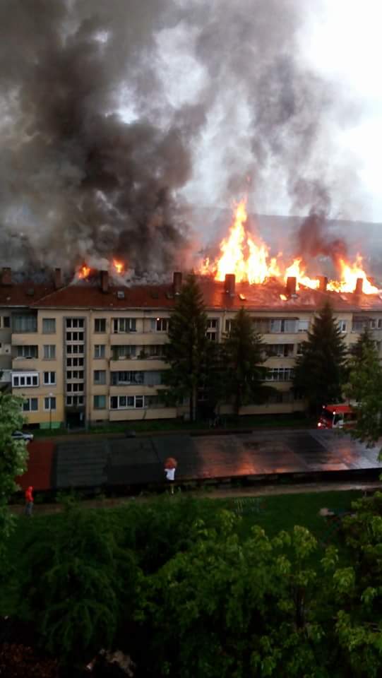 Мълния подпали жилищна кооперация в Дряново