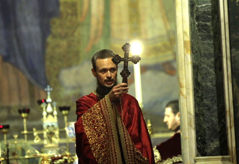 Дионисий отслужи литургията с помоща на свещеник от друга църква
