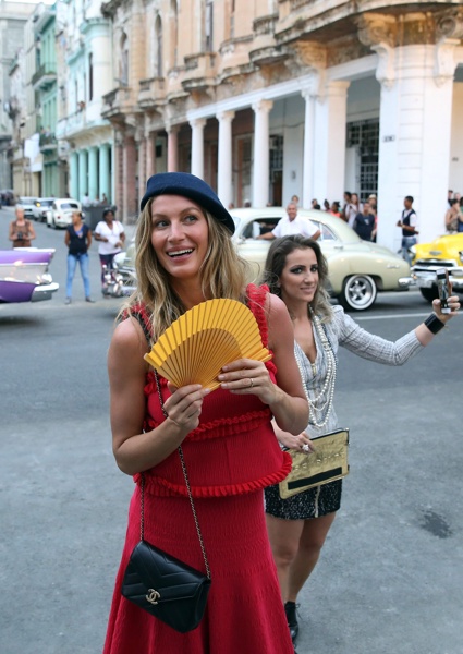 Фурор по улиците на Хавана за ревюто на Chanel