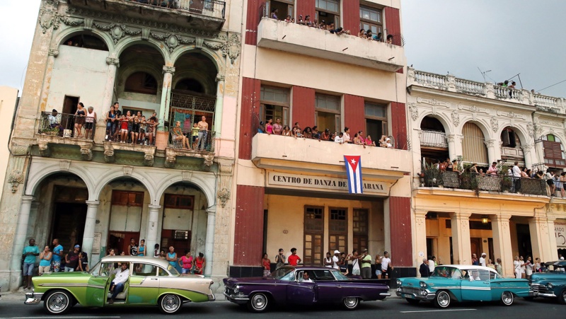 Кубинци приветстват гостите на круизна колекция на Chanel 2016/2017 в Хавана