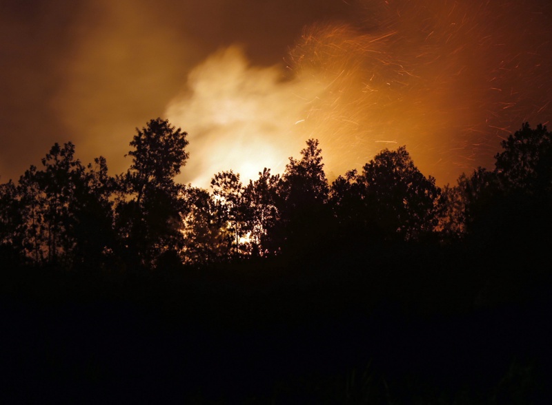Евакуират цял град в Канада заради настъпващ горски пожар