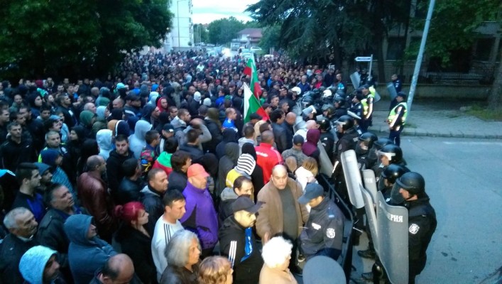 Ранени полицаи и граждани на протеста в Раднево