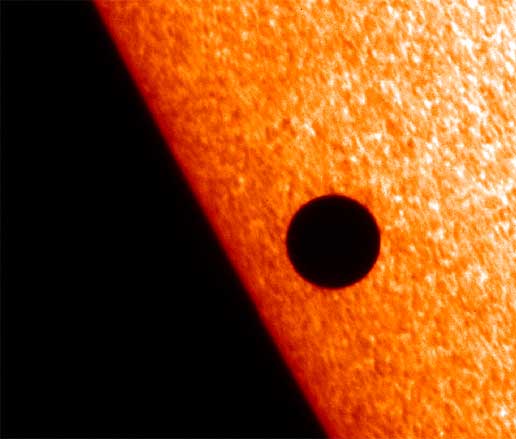 Меркурий застава между Земята и Слънцето