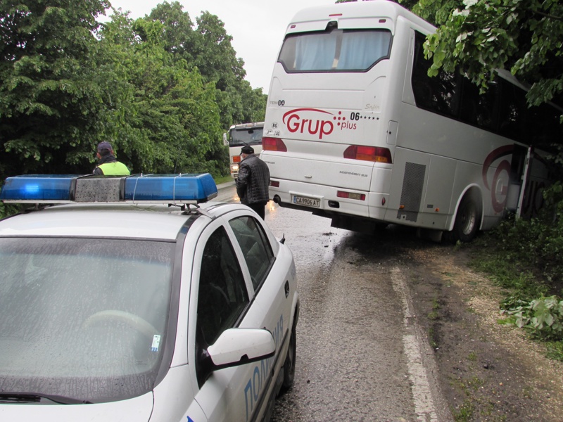 Пътнически автобус се заби в дърво, двама са ранени