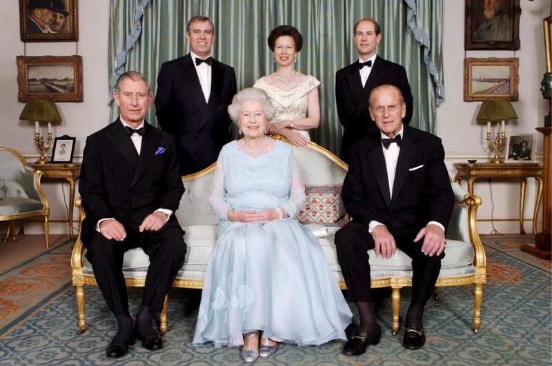 Кралица Елизабет II и принц Филип с децата си - принц Чарлз, принц Андрю, принцеса Ан и принц Едуард