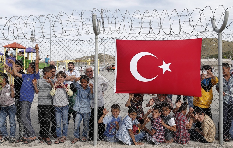 Сирийски бежанци са окачили турския флаг на оградата на лагера Низип недалеч от гр. Газиантеп