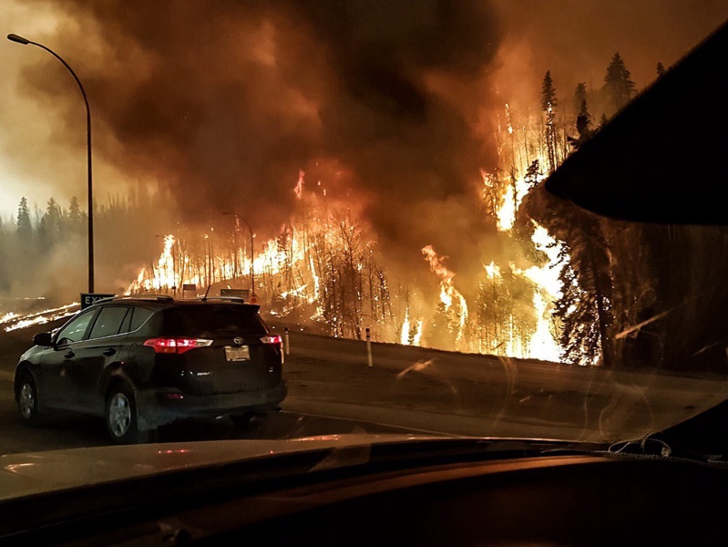 Момент от евакуацията на жители на канадския град Форт Макмъри, обсаден от гигантски горски пожар