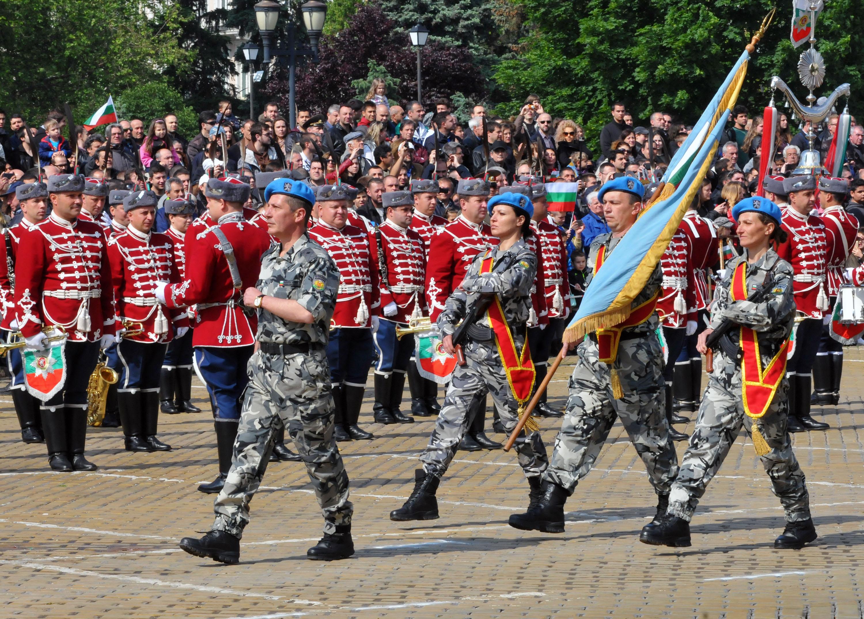 Българската армия показа най-мащабния парад от години
