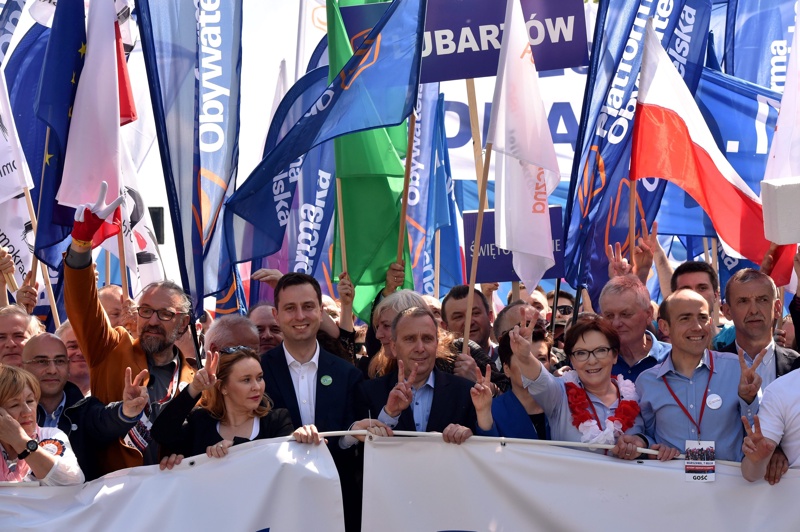 Опозицията в Полша протестира срещу властта и в защита на ЕС