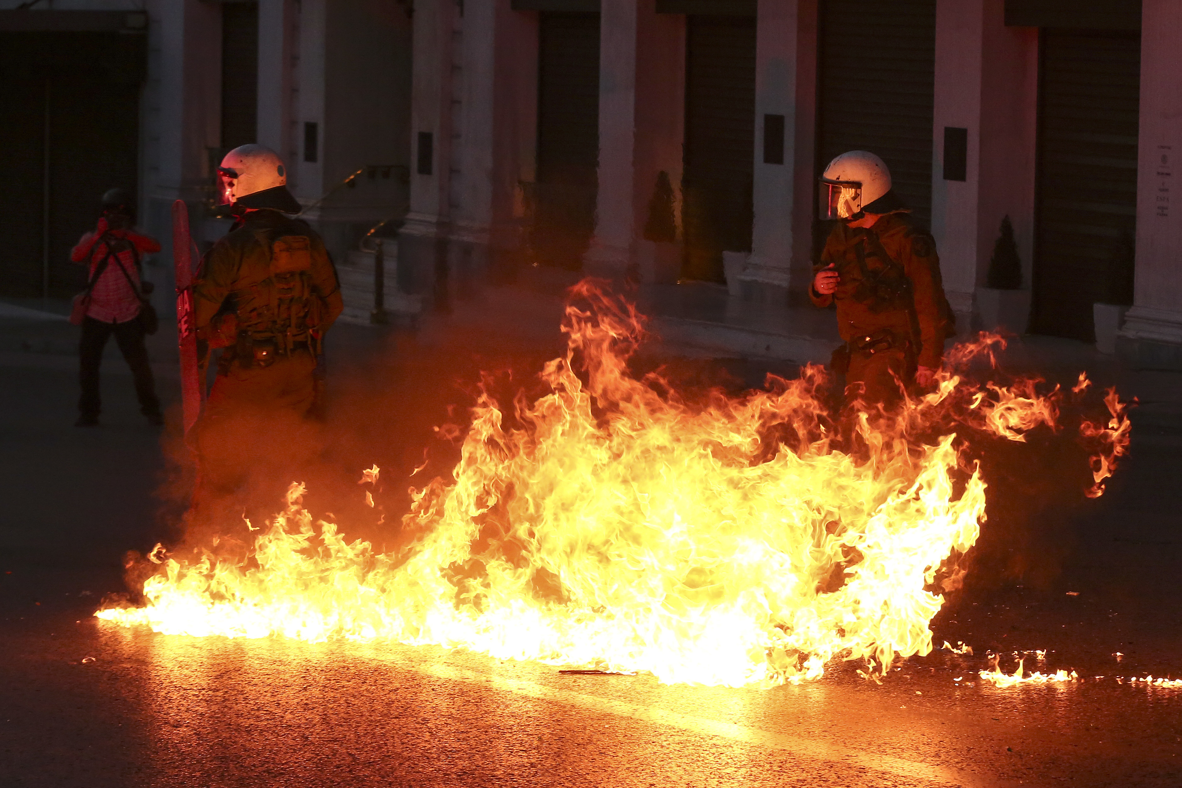 Протести и насилие пред Парламента в Атина