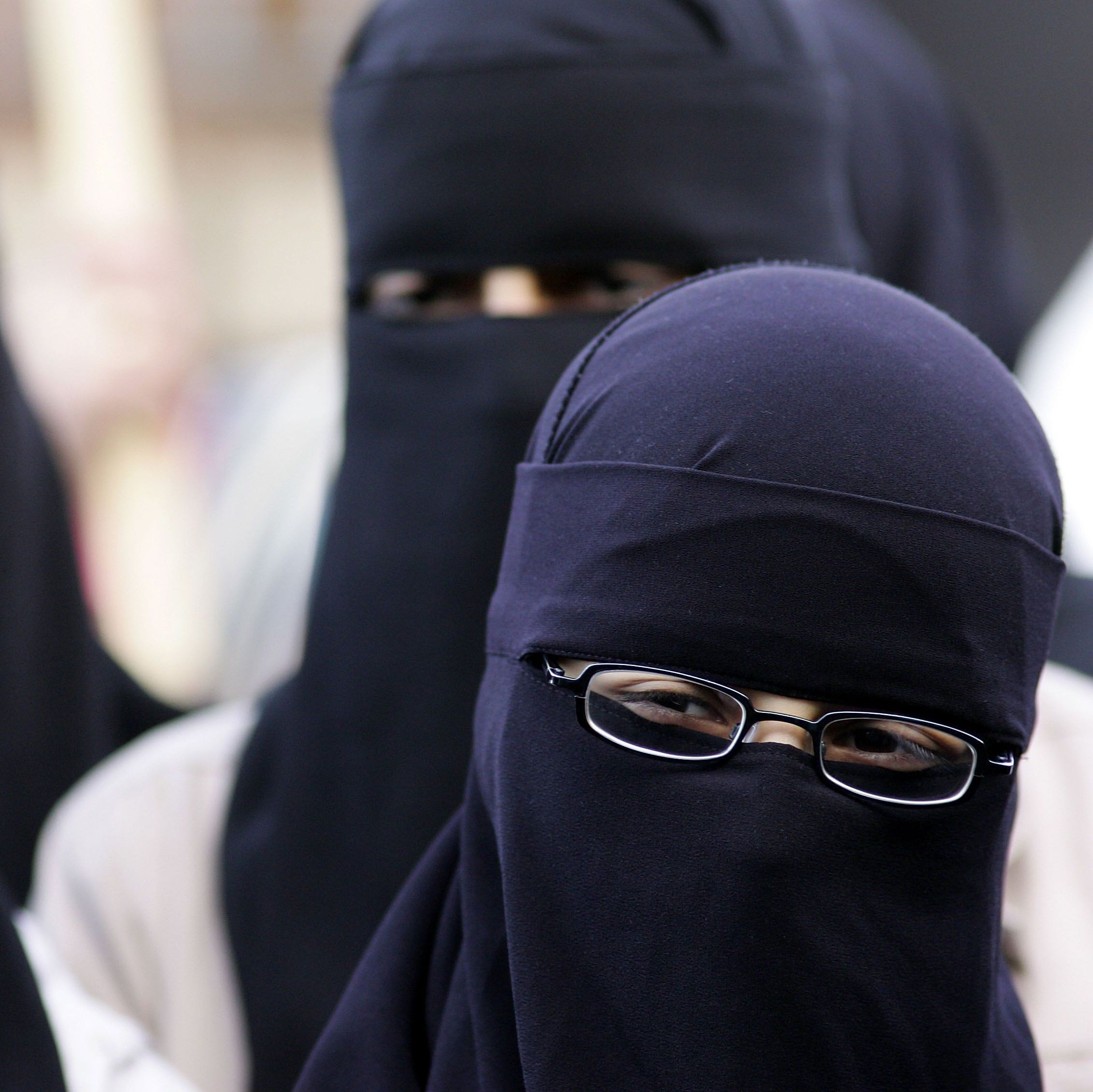 Антиислямски групи в страната настояват за пълна забрана в Германия на бурки, които изцяло покриват лицето