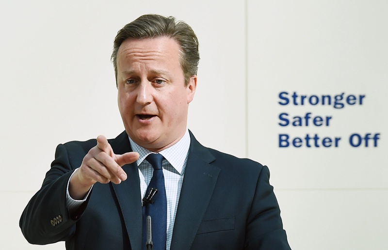 Премиерът Дейвид Камерън неуморно защитава оставането в ЕС
