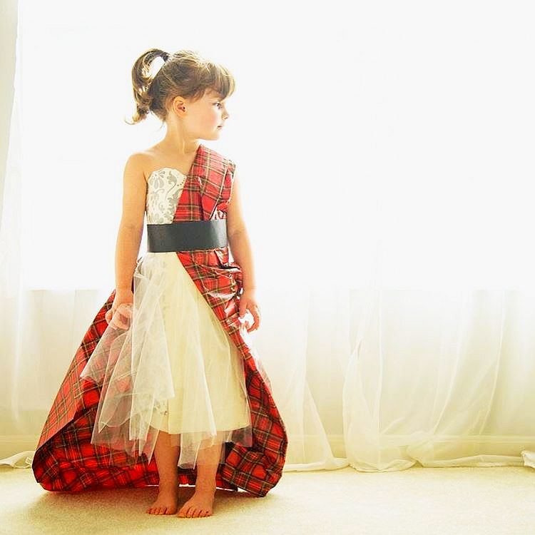 5-годишно момиченце прави уникални рокли от хартия