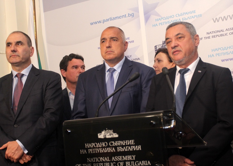 Премиерът настоява правата на българите в чужбина да бъдат гарантирани, от ПФ са склонни да обсъдят предложения