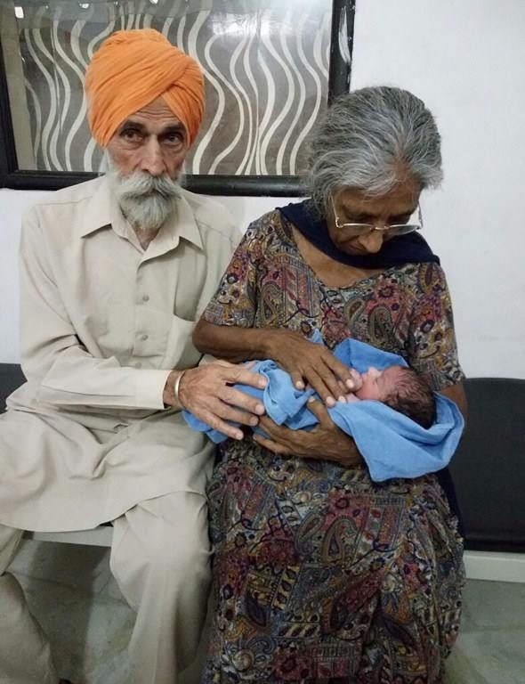 Даджиндер Каур с първородния си син и съпруга си Мохиндер