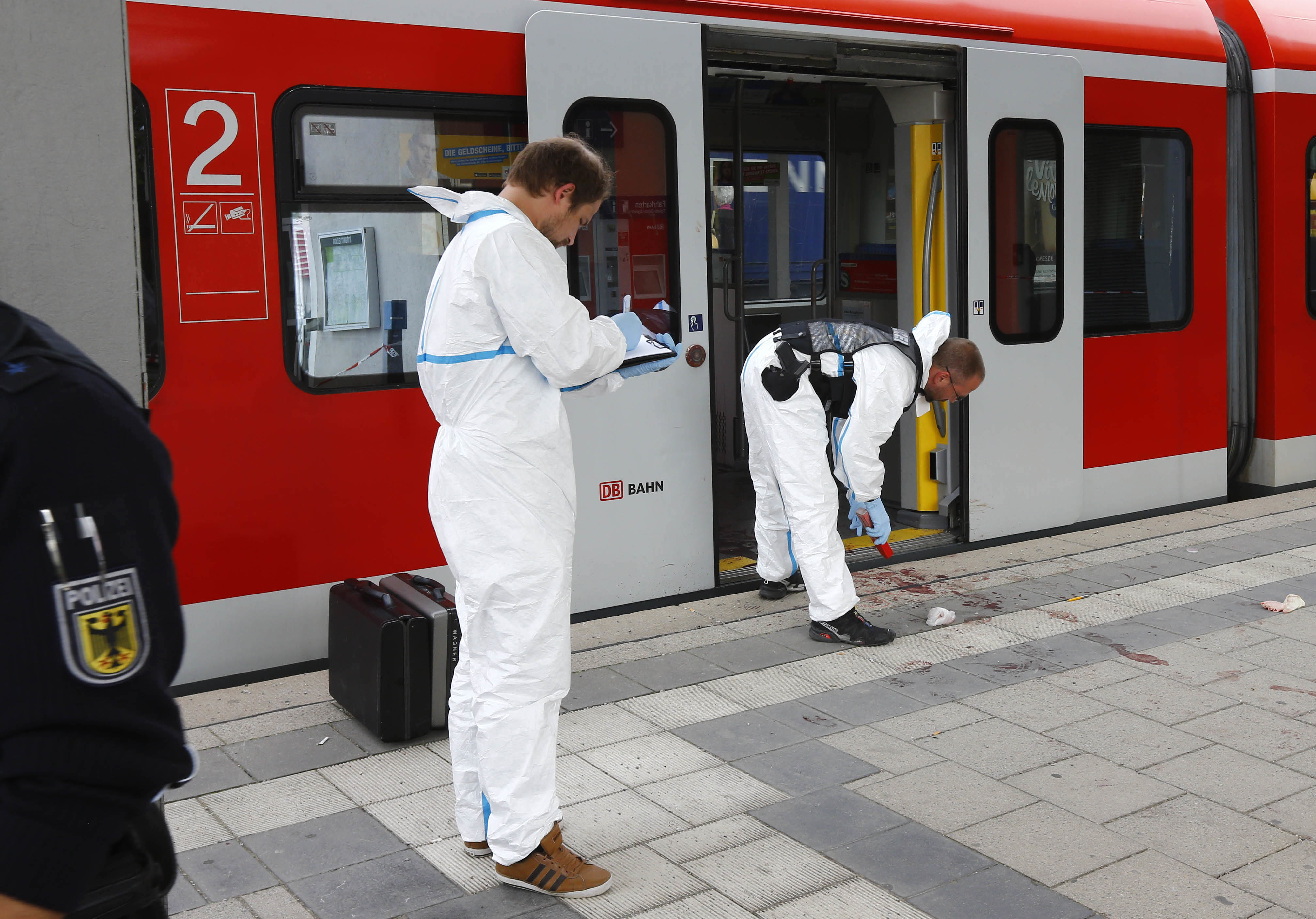 Кървава атака на гара край Мюнхен с викове ”Аллах акбар”