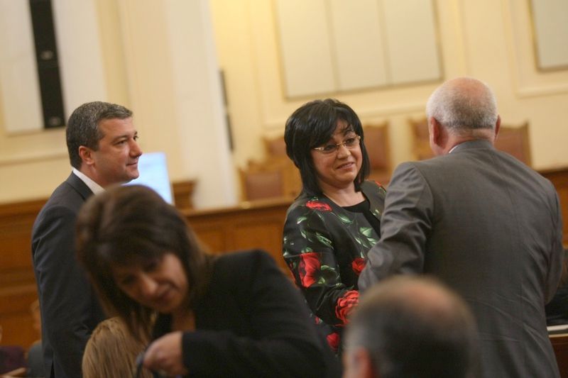 Нинова: Корабът потъва, г-н Борисов, напускат го