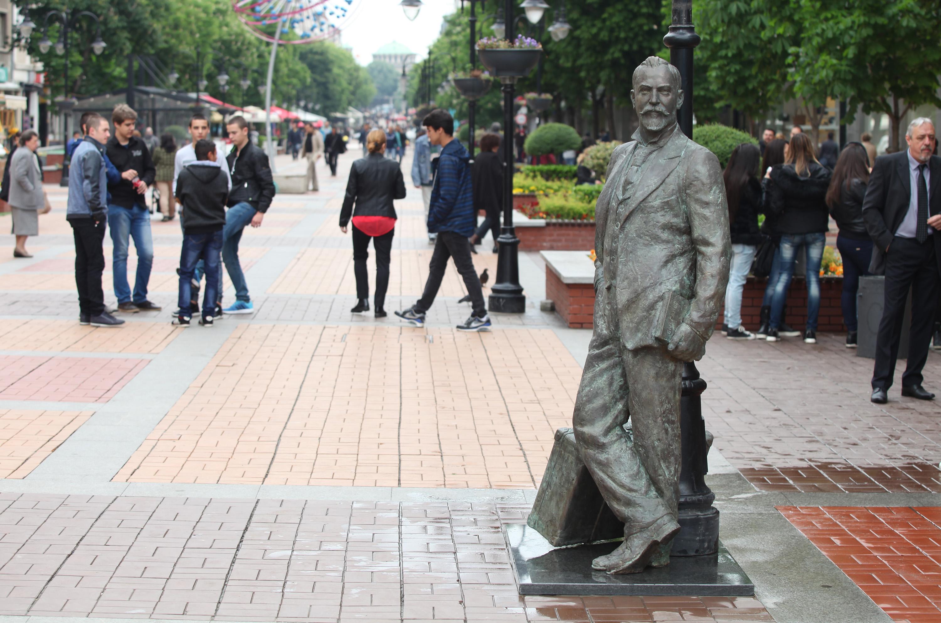 Поставиха паметник на Алеко Константинов на ”Витошка”