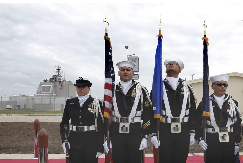 Почетен строй на американски морски пехотинци със знамена в Девеселу