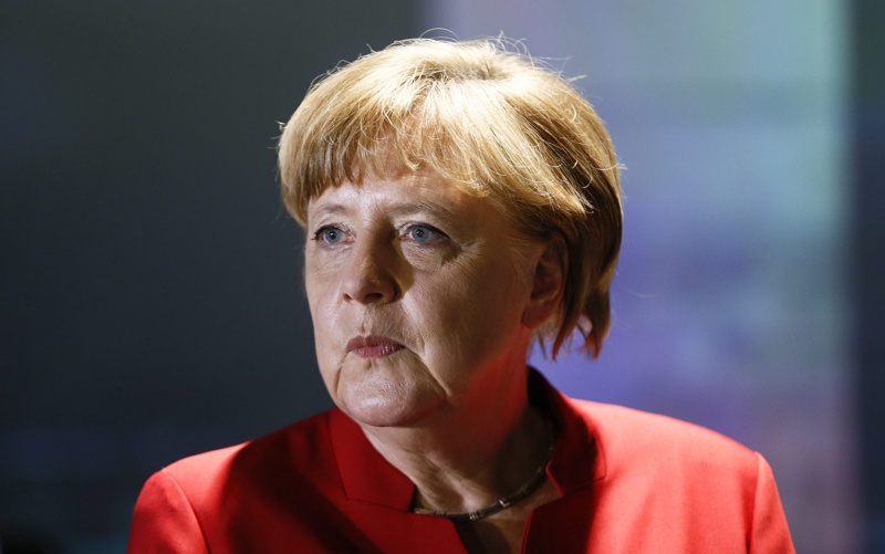 Бойците от Бундесвера действат ефективно от базата като част от коалицията срещу ИД, каза Меркел