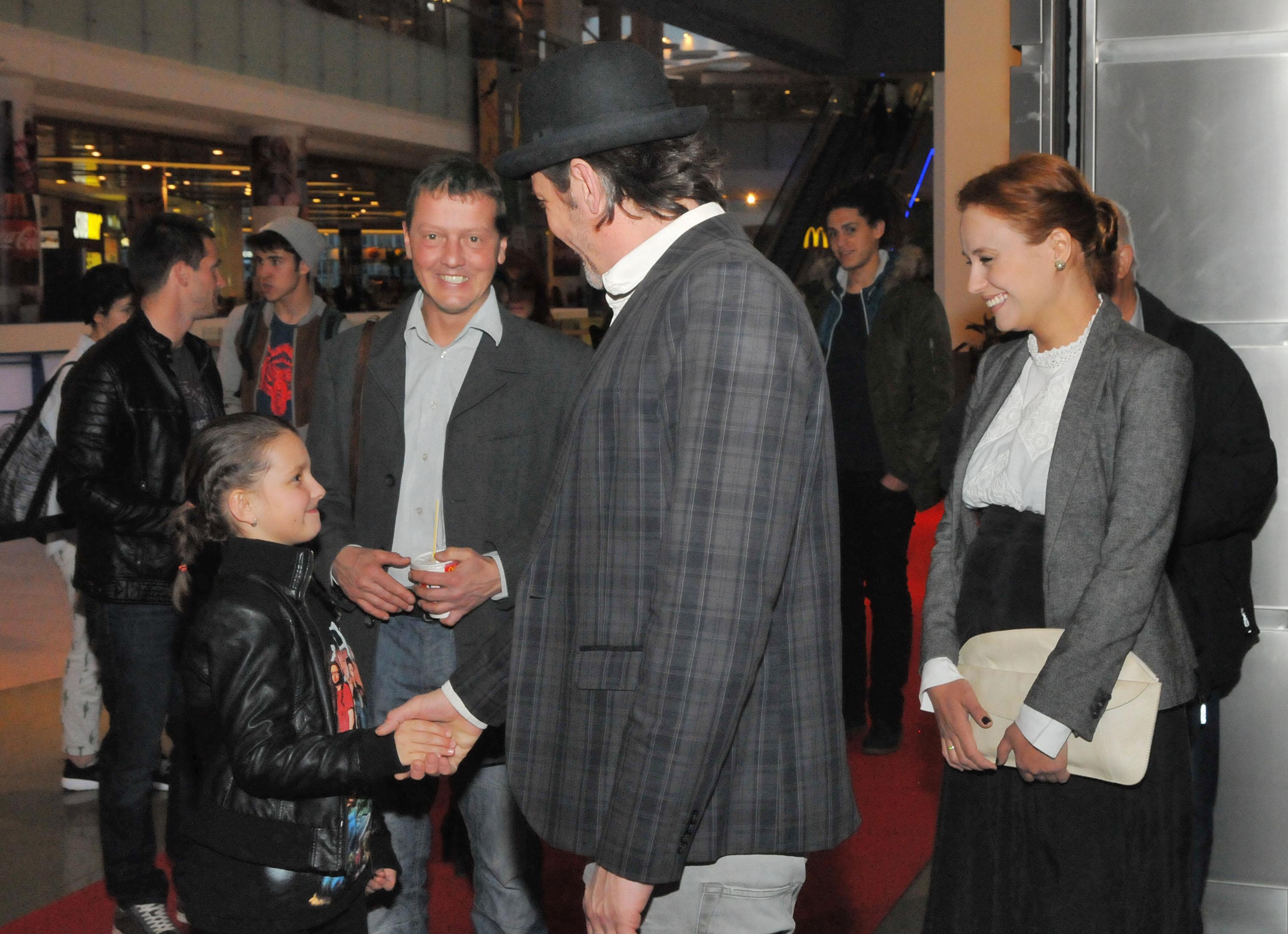 Яна Йорданова с баща си Валери Йорданов получава поздравления за ролята си от Деян Донков и Радина Кърджилова