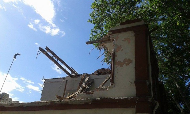 Разрушиха част от опасна къща в центъра на Пловдив
