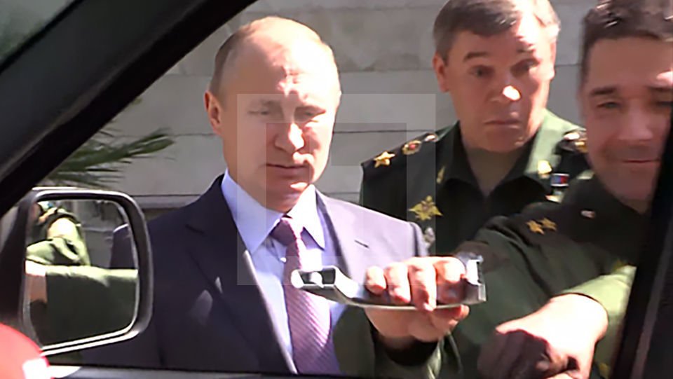 Нов руски автомобил се разпадна пред очите на Путин (видео)