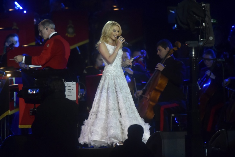 Кайли Миноуг и Андреа Бочели пяха на юбилея на Елизабет II