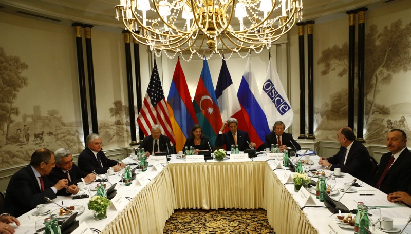 Момент от срещата във Виена между президентите на Армения и Азербайджан