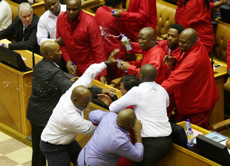 Бой в парламента на Южна Африка (видео)