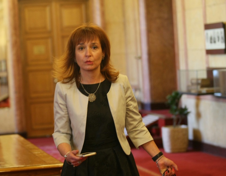 Зорница Русинова  ще трябва да решава еднолично за минималните осигурителни прагове