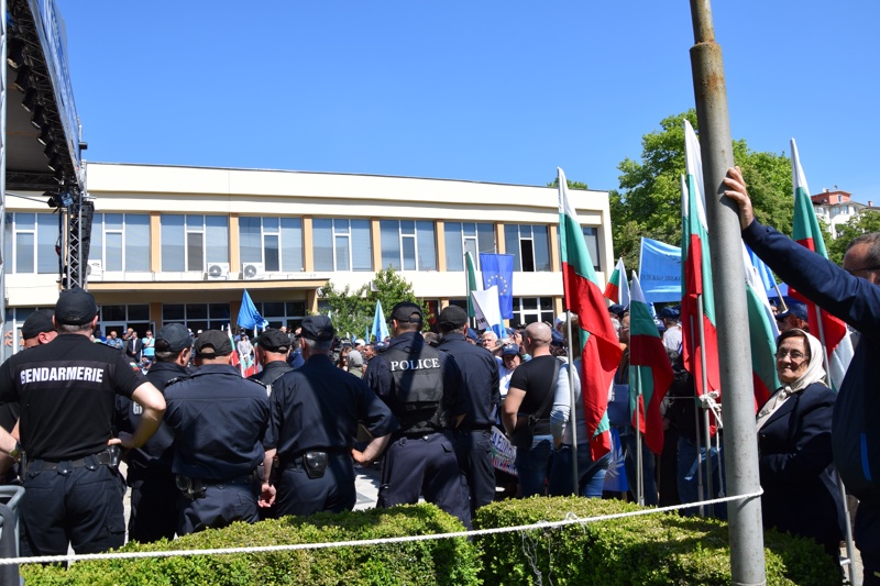 Полицията охранява двата митинга в Джебел