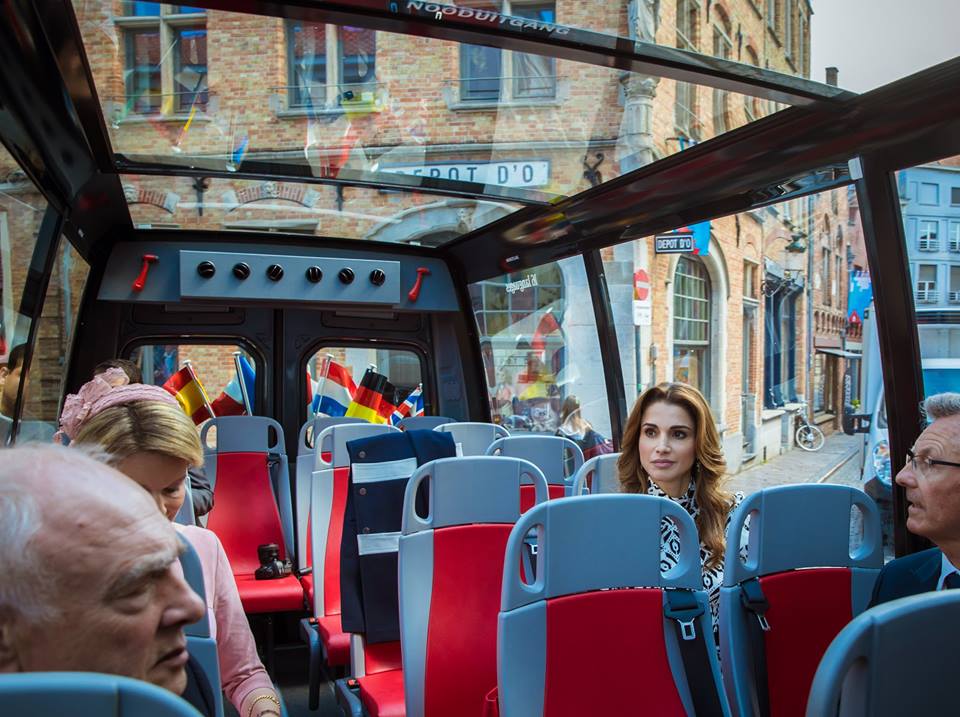 Йорданската кралица Рания се вози на туристически автобус в Брюж
