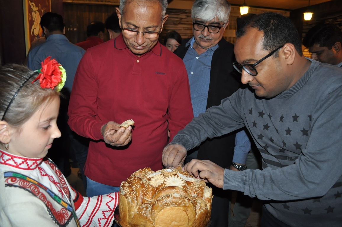 Индийската група бе посрещната по стар български обичай с хляб и сол