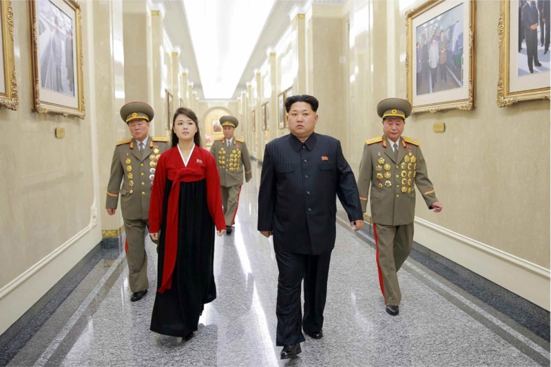 Лидерът на КНДР Ким Чен-ун и съпругата му И Сол-джу