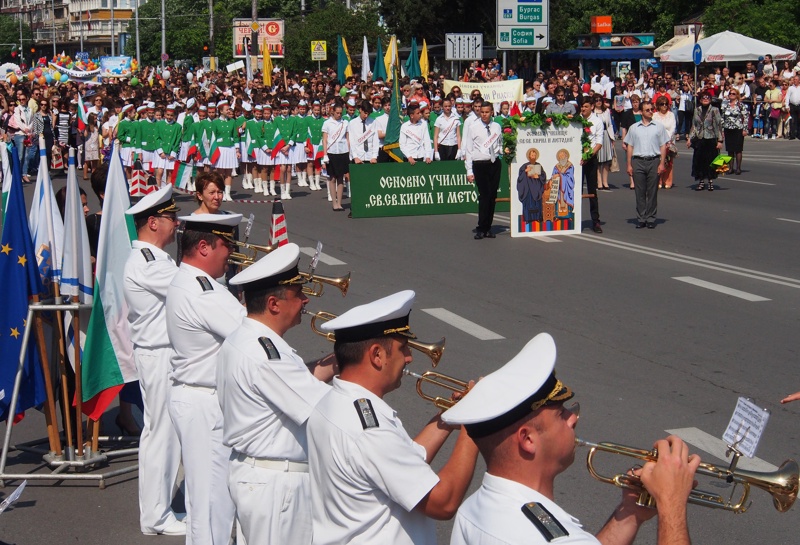 64 блока се включиха в празничното шествие по случай 24-ти май във Варна