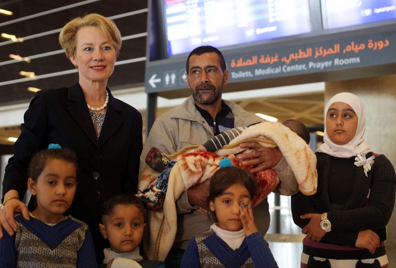 6 април т.г. - американската посланичка в Йордания Елис Уелс изпраща на летището в Аман семейство сирийски бежанци