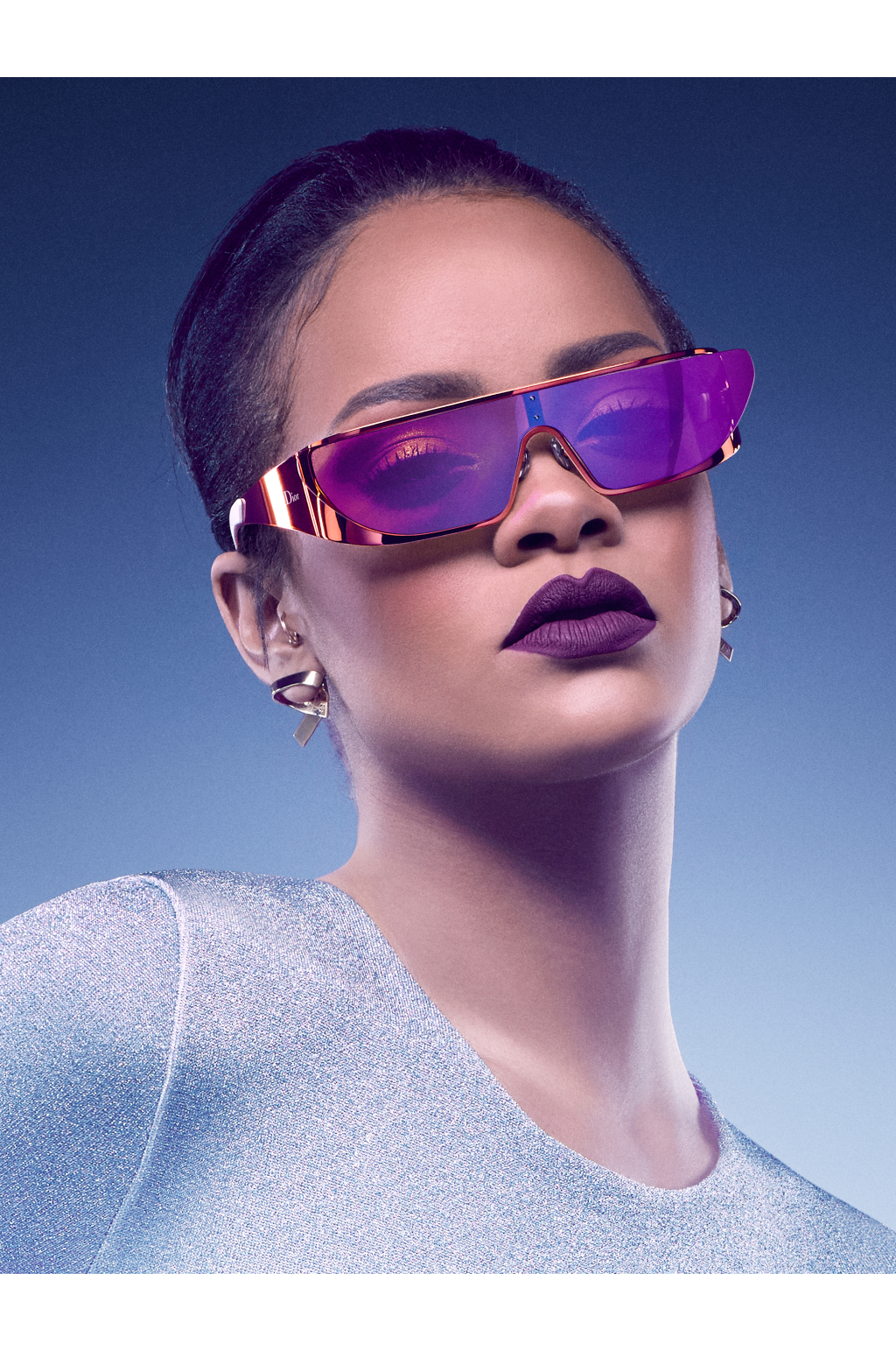 Риана със слънчеви очила за Dior