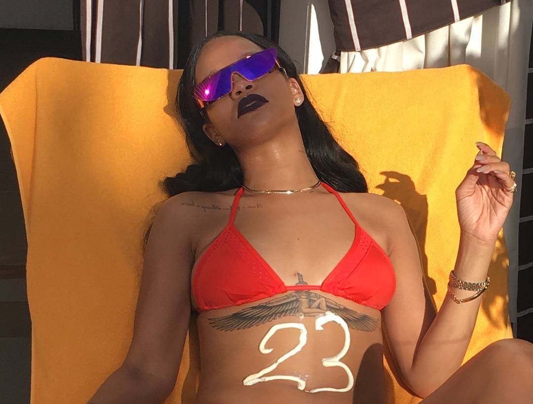Риана със слънчеви очила за Dior