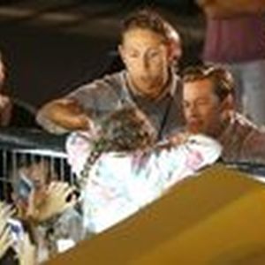 Брад Пит спаси дете, затиснато в тълпата (видео)