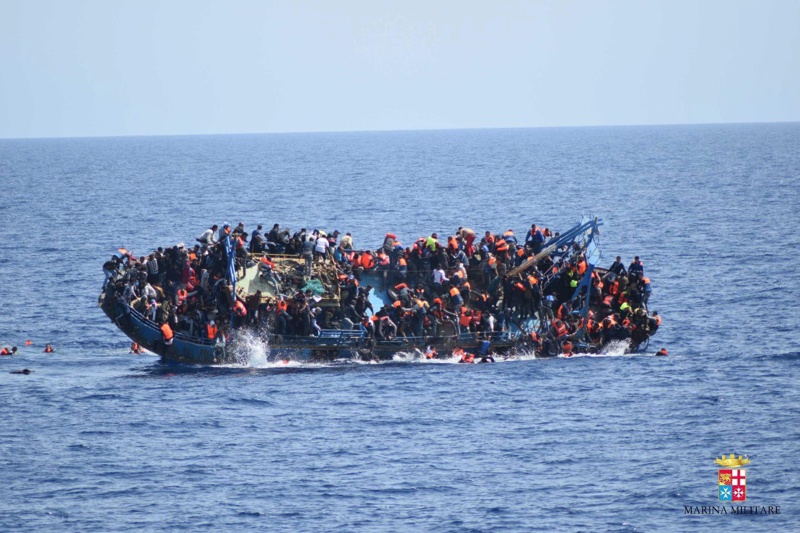 562 пътници на едно корабче са спасени край брега на Либия