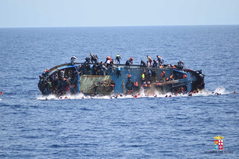 Корабче с близо 570 мигранти се обръща в Сицилийския пролив на 25 май 2016 г.