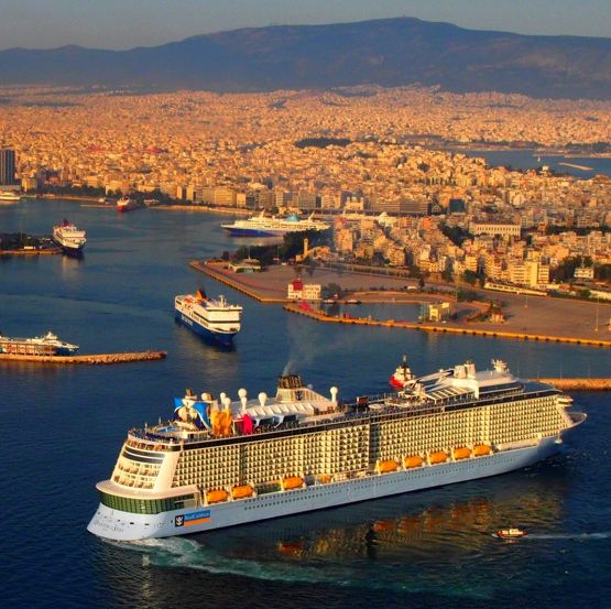 Круизни кораби подминават Пирея заради стачка
